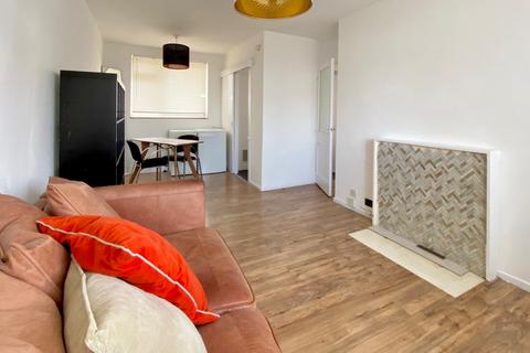 2 bedroom flat to rent, Henty Close, London, SW11