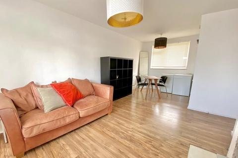 2 bedroom flat to rent, Henty Close, London, SW11