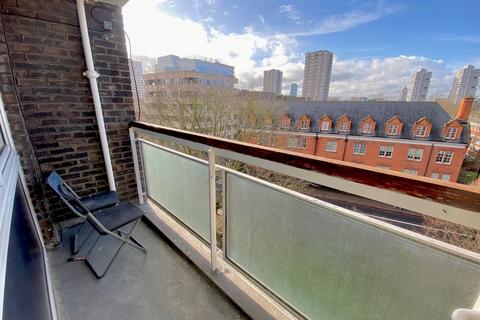 2 bedroom flat to rent, Henty Close, London, SW11