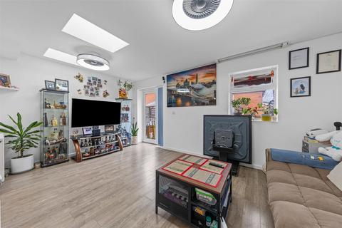 4 bedroom semi-detached house for sale, Quantock Crescent, Milton Keynes MK4