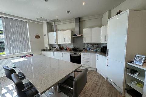 2 bedroom apartment for sale, Heron Drive, Slough