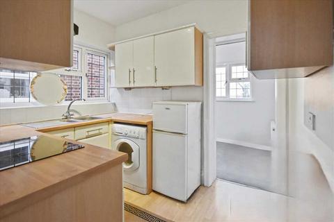 3 bedroom flat to rent, Fairlawn Avenue, Chiswick, Chiswick