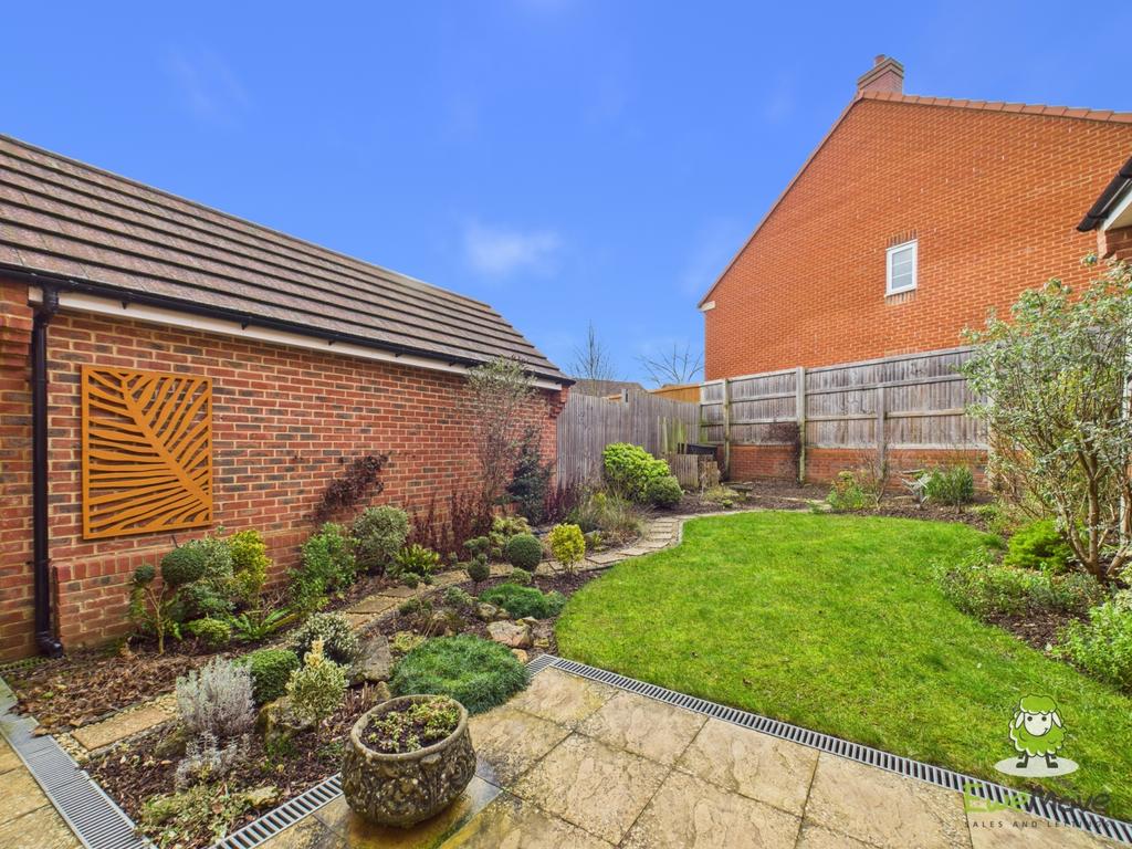 Ewe Move Basingstoke Estate Agents - Tubb Way - Gar