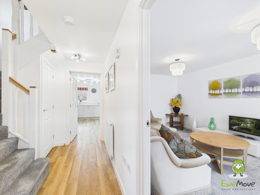 Ewe Move Basingstoke Estate Agents - Tubb Way - Hal