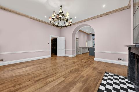 4 bedroom flat for sale, John Street, London