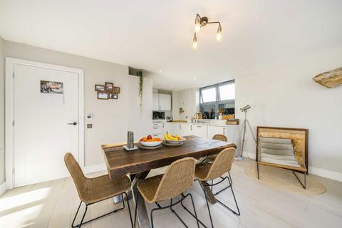 2 bedroom flat for sale, Antoinette Close, Kingston Upon Thames KT1