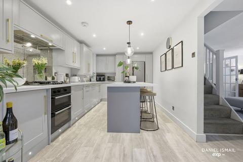 3 bedroom end of terrace house for sale, Derby Close, Basildon SS16