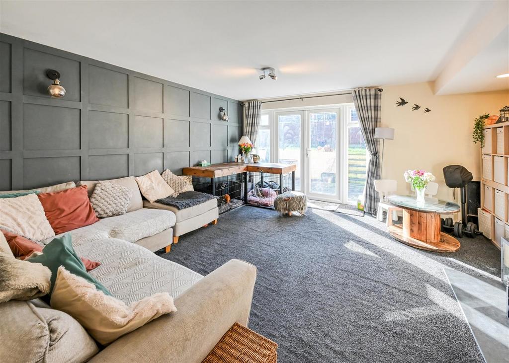 30 Bromley Gardens-17.jpg