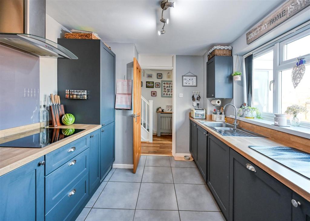 30 Bromley Gardens-08.jpg