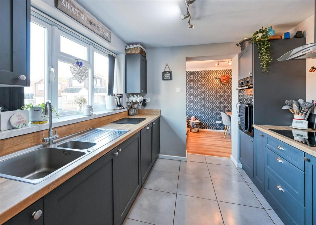 30 Bromley Gardens-04.jpg