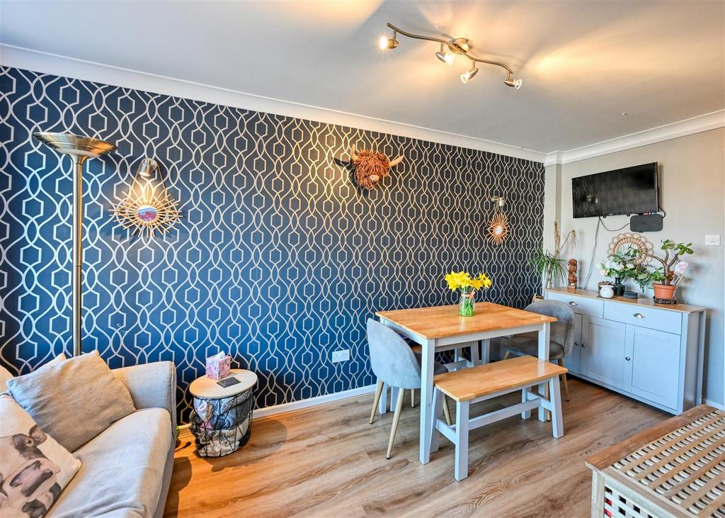 30 Bromley Gardens-05.jpg