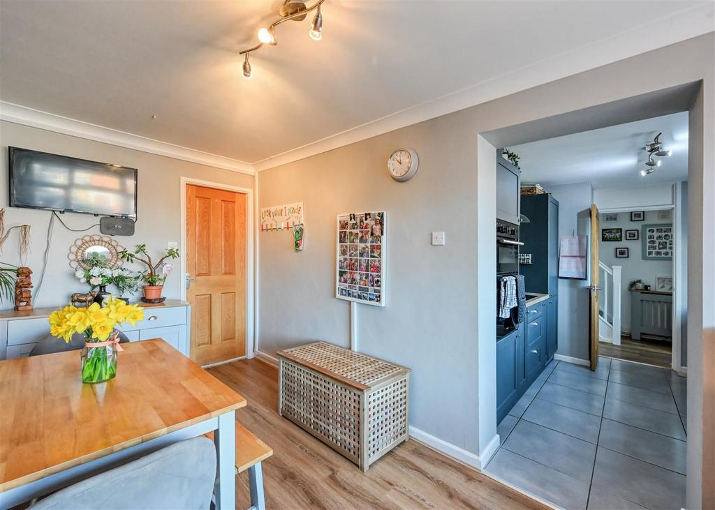 30 Bromley Gardens-07.jpg