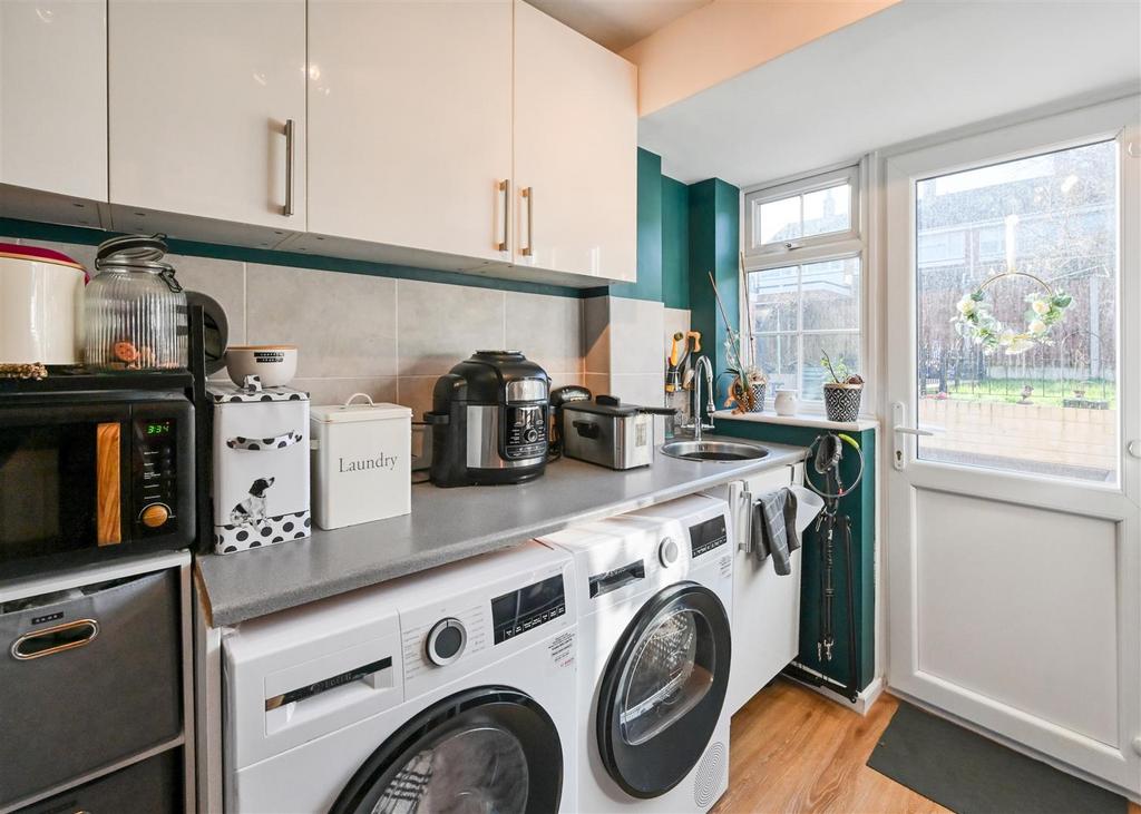 30 Bromley Gardens-09.jpg