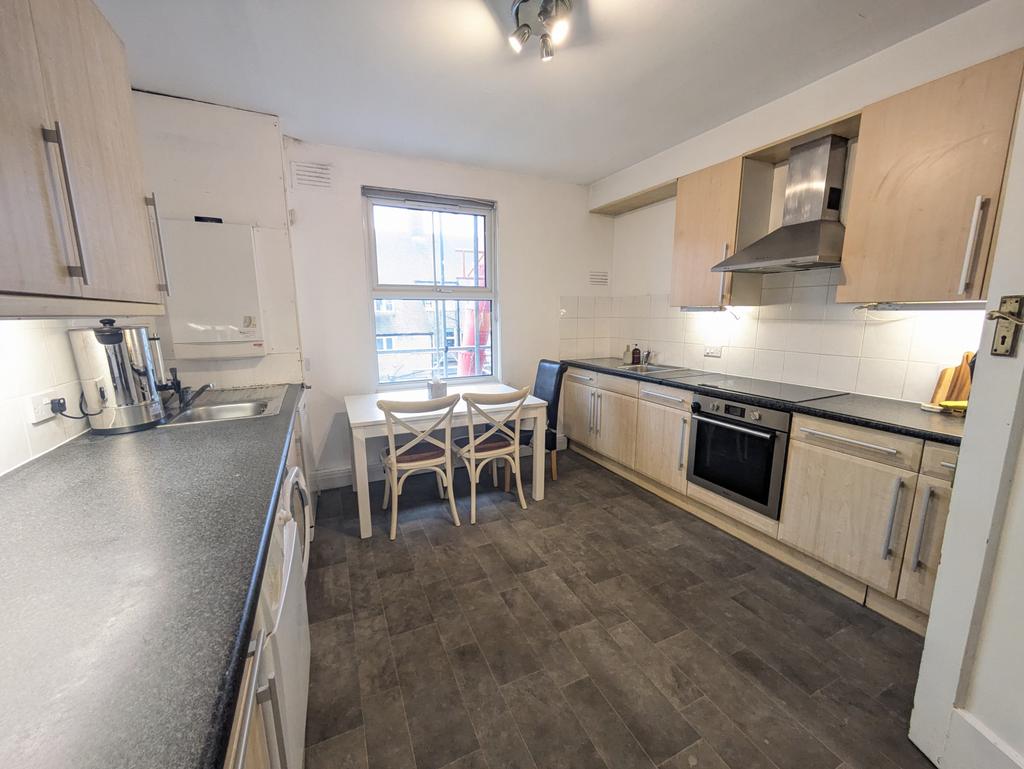 Spacious &amp; chain free2 bed flat with a very long
