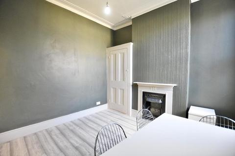 3 bedroom flat to rent, Romford Road, Forest Gate, E7