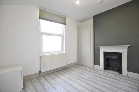 3 bedroom flat to rent, Romford Road, Forest Gate, E7