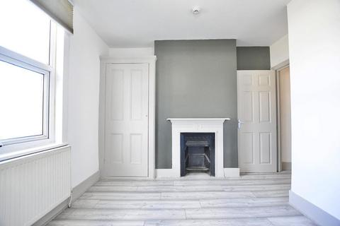 3 bedroom flat to rent, Romford Road, Forest Gate, E7