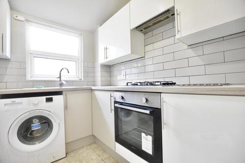 3 bedroom flat to rent, Romford Road, Forest Gate, E7