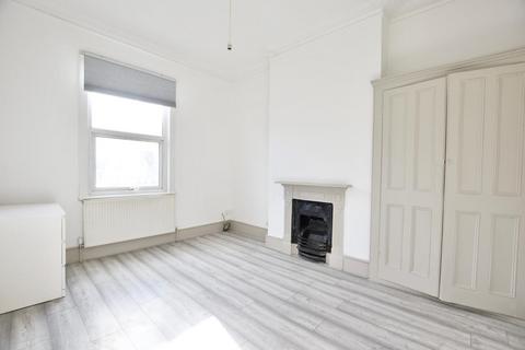 3 bedroom flat to rent, Romford Road, Forest Gate, E7