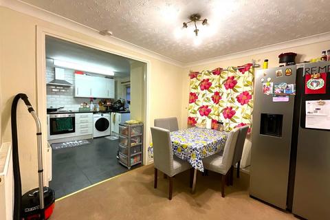 3 bedroom terraced house for sale, Tranquil Walk, Rossington, DN11