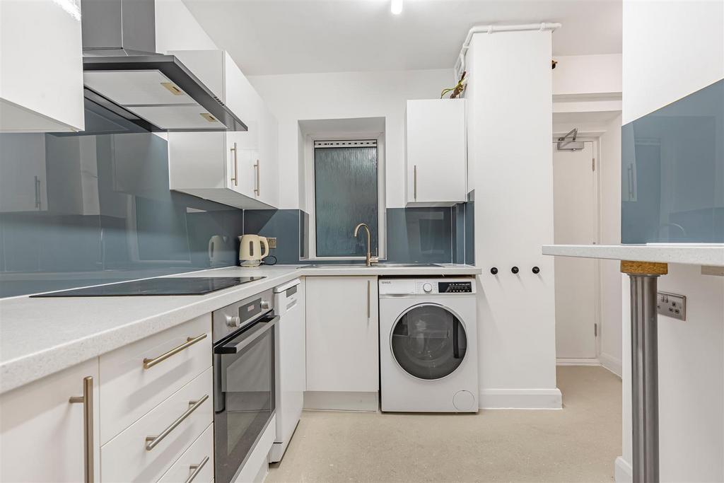 James anderson-31 chertsey court  8 .JPG