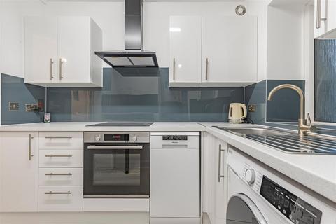 1 bedroom flat to rent, Chertsey Court, Mortlake, SW14