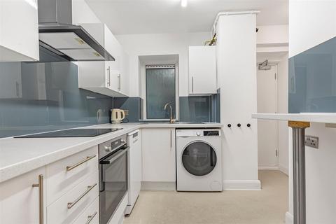 1 bedroom flat to rent, Chertsey Court, Mortlake, SW14