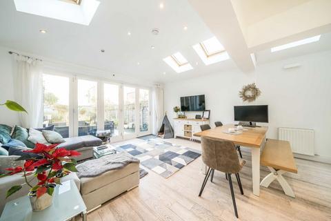 2 bedroom flat for sale, Broomwood Road, London SW11