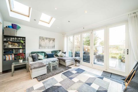 2 bedroom flat for sale, Broomwood Road, London SW11