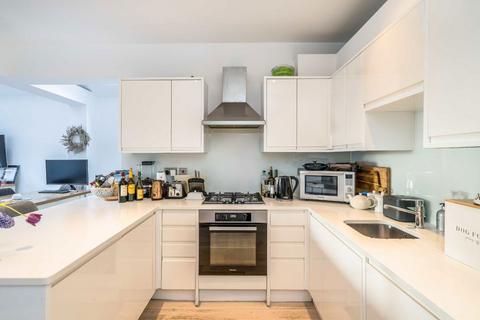 2 bedroom flat for sale, Broomwood Road, London SW11