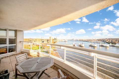 2 bedroom apartment for sale, Barrier Point Road, London, E16