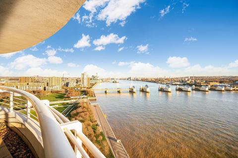 2 bedroom apartment for sale, Barrier Point Road, London, E16