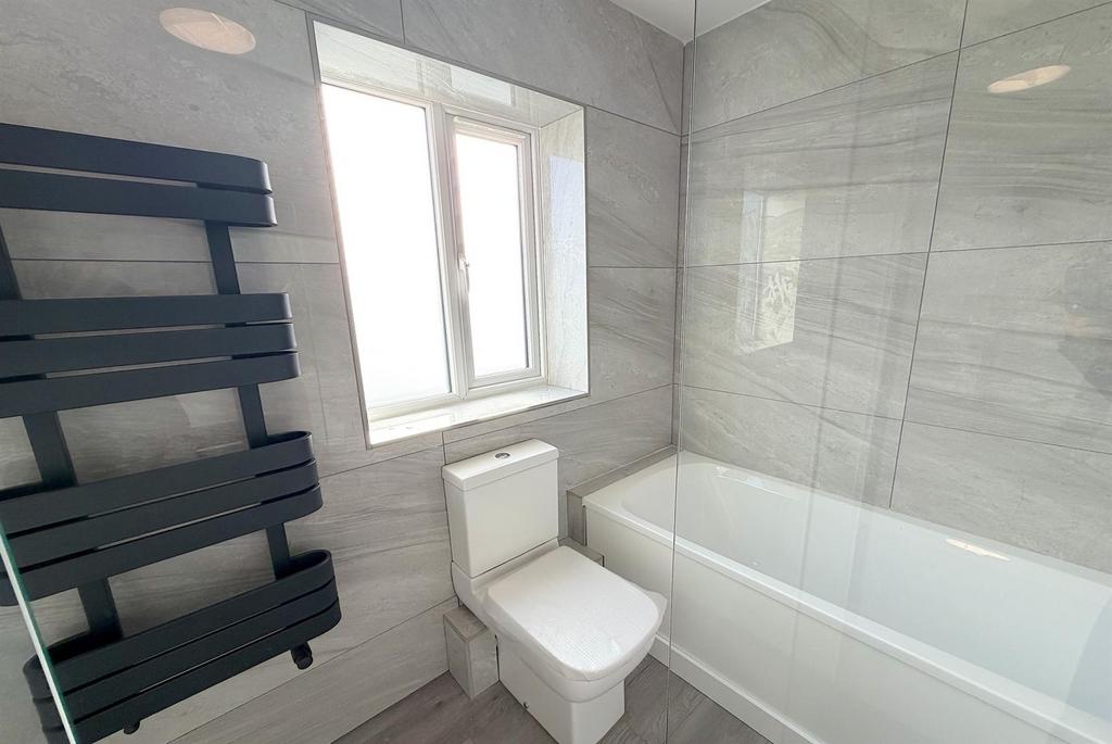 Bathroom 2nd.jpg