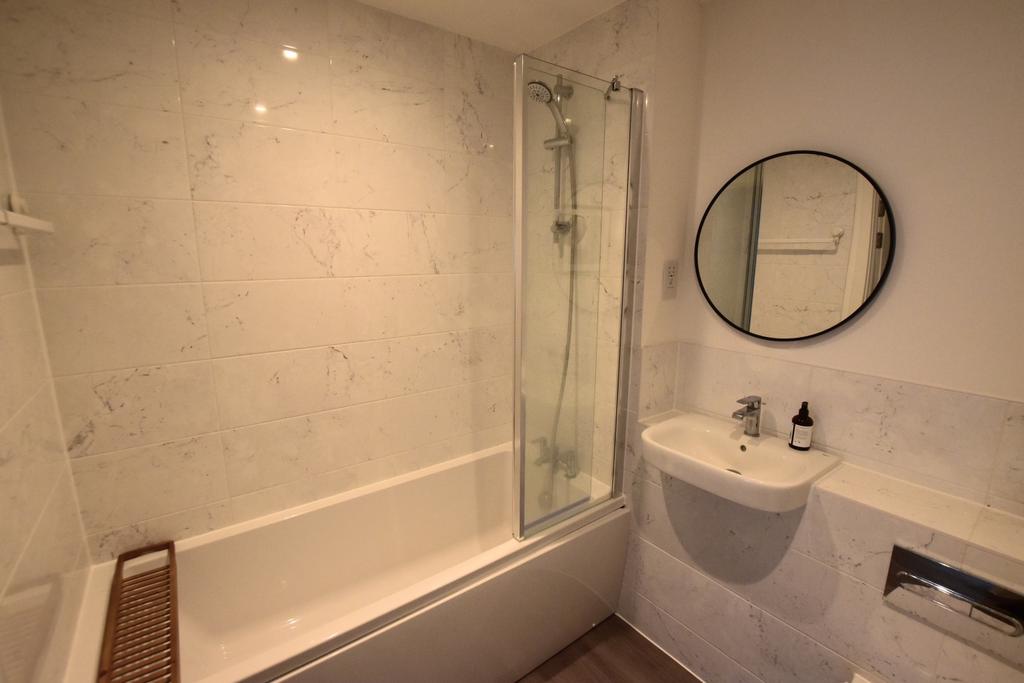 Flat 10 Grand Court bathroom