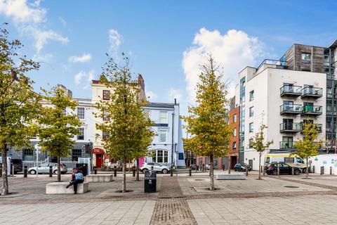 2 bedroom flat to rent, Quayside, Bute Crescent, Cardiff, CF10