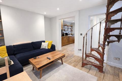 undefined, Mount Terrace, London, E1