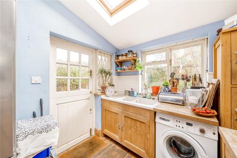 2 bedroom maisonette for sale, East Bank, London, N16