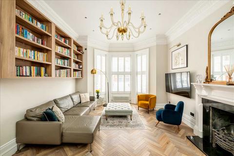 3 bedroom apartment to rent, Rosary Gardens, London