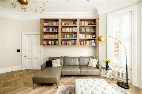 3 bedroom apartment to rent, Rosary Gardens, London