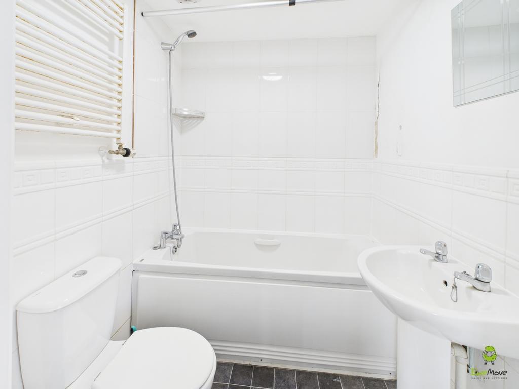 Family Bathroom - James Hillier Ewemove Bexley and
