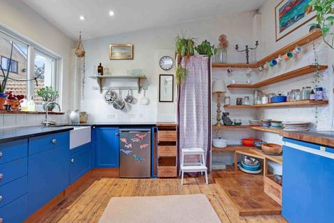 2 bedroom flat to rent, Tredown Road, Sydenham