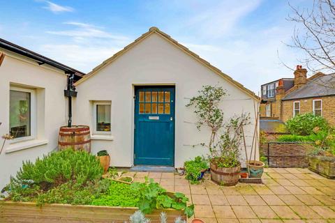 2 bedroom flat to rent, Tredown Road, Sydenham