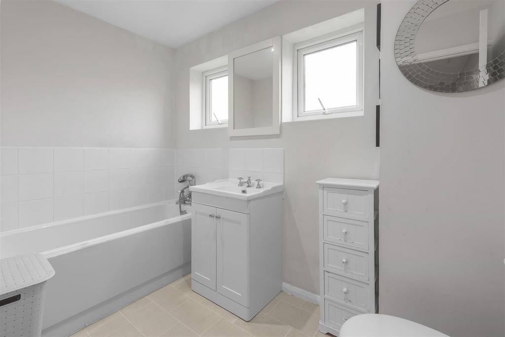 9 Gladstone Rise, HP13 7 NW-4.jpg