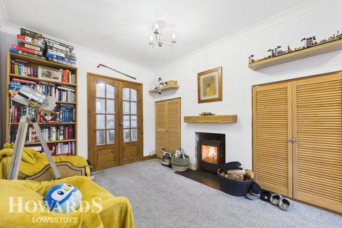 3 bedroom semi-detached house for sale, Dell Road, Lowestoft