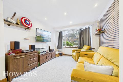 3 bedroom semi-detached house for sale, Dell Road, Lowestoft