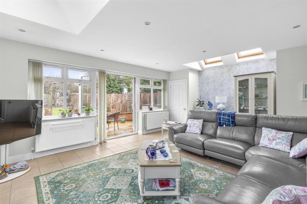 48 Totteridge Drive, HP13 6 JJ-6.jpg