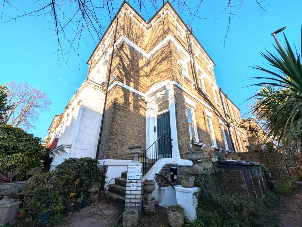 Spacious Two-Bedroom Flat in Prime Camberwell Loc