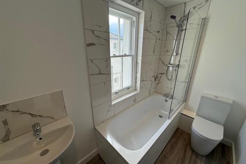 2 bedroom flat to rent, Sandgate Road, Folkestone