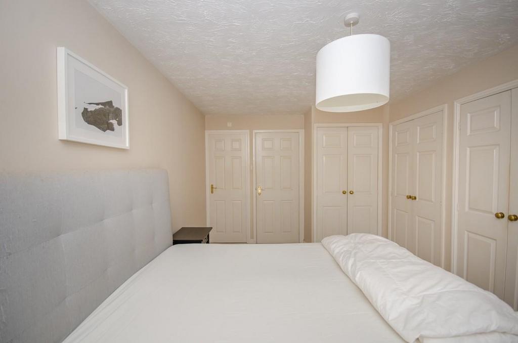 Bedroom 1 pic 2.jpg