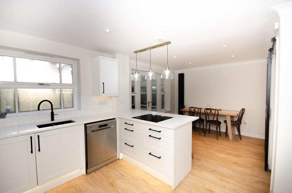 Kitchen pic 3.jpg